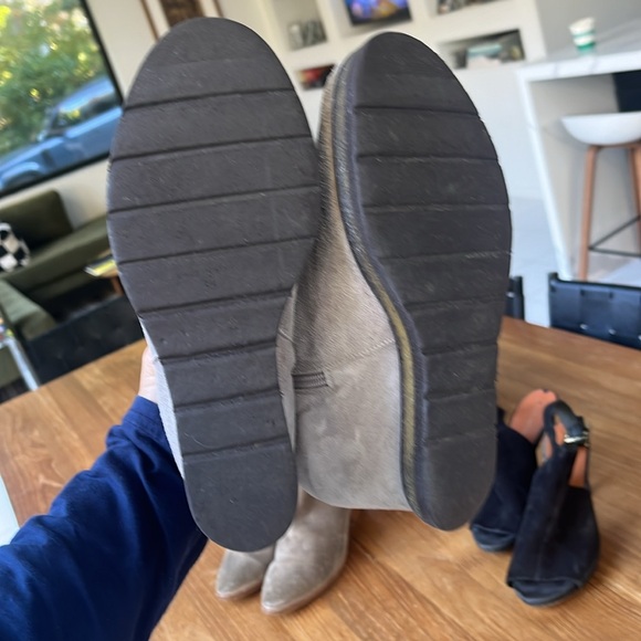 AMAZING WEDGE SUEDE LIGHT GREY BOOTS - Picture 4 of 6